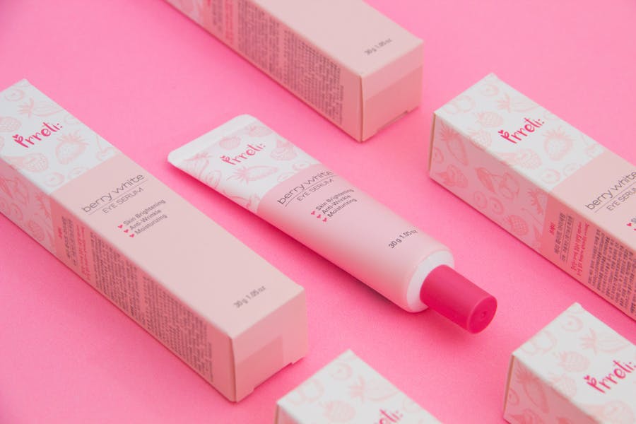 Soins du visage posés sur une coiffeuse