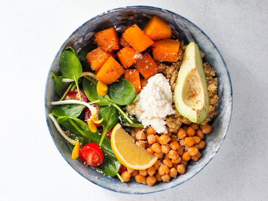 Assiette équilibrée et colorée de légumes