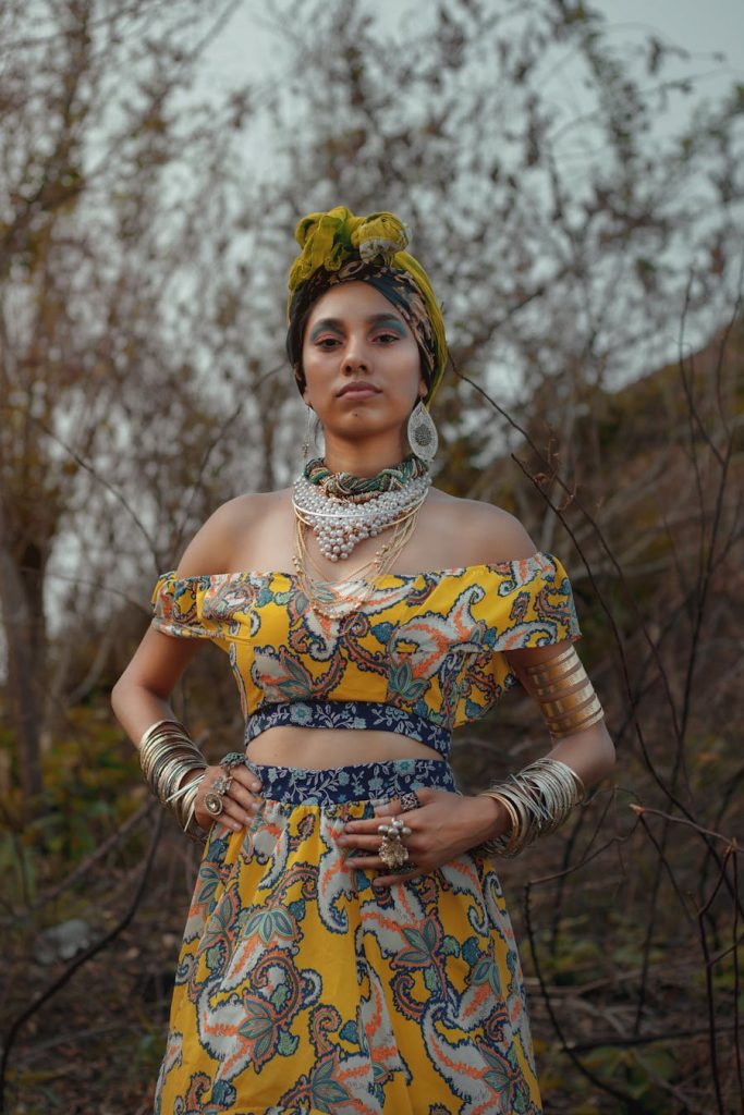 Garde-robe et tenue mode posées à plat
