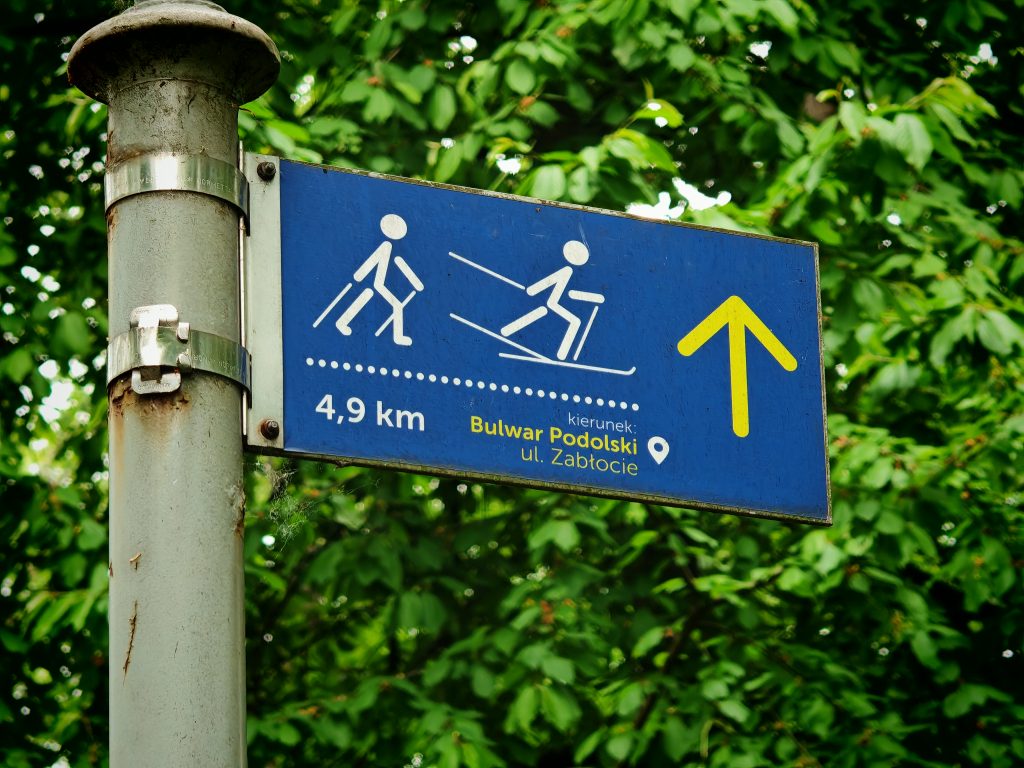 Sentier de marche et de nordic walking dans un parc, l activite physique relance le retour veineux