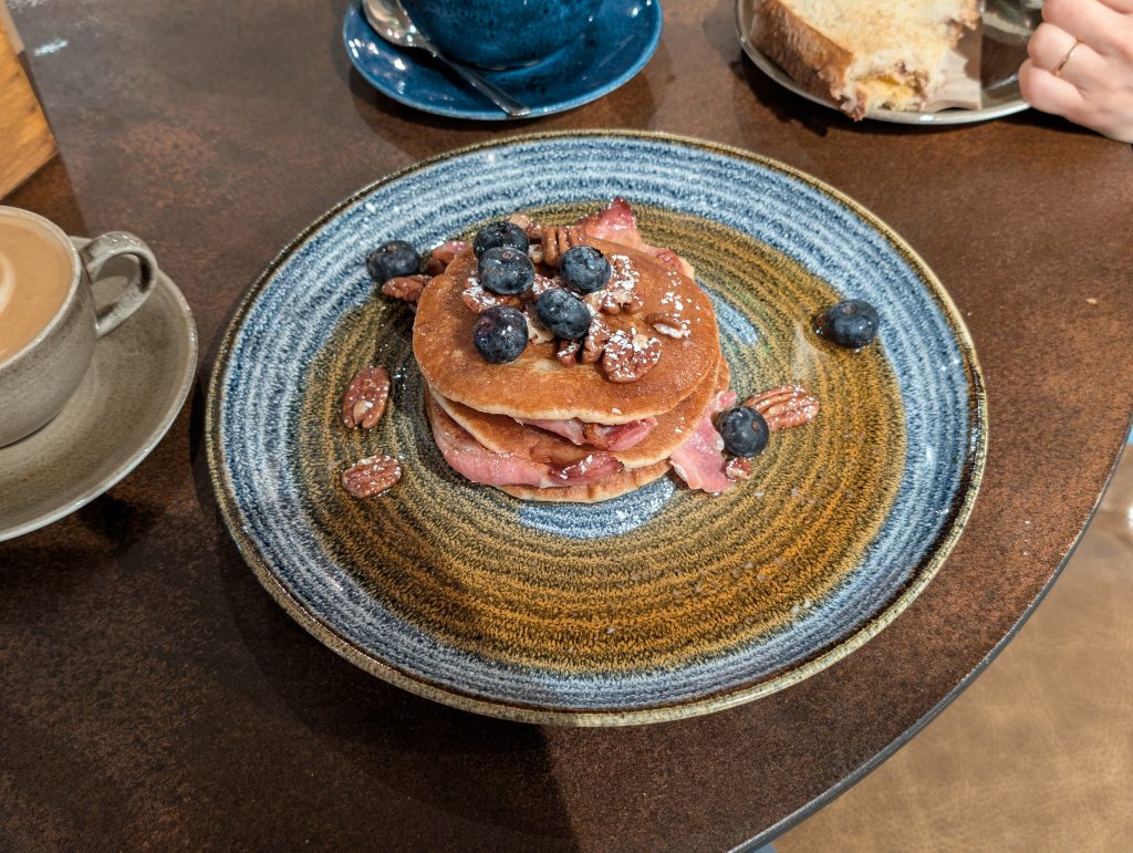 Pancakes moelleux au sirop d’érable servis pour un brunch entre amies