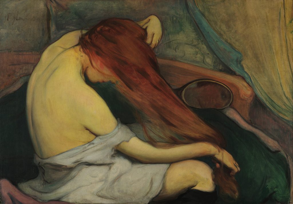 Femme se coiffant les cheveux longs avec un geste doux après l’exposition au soleil