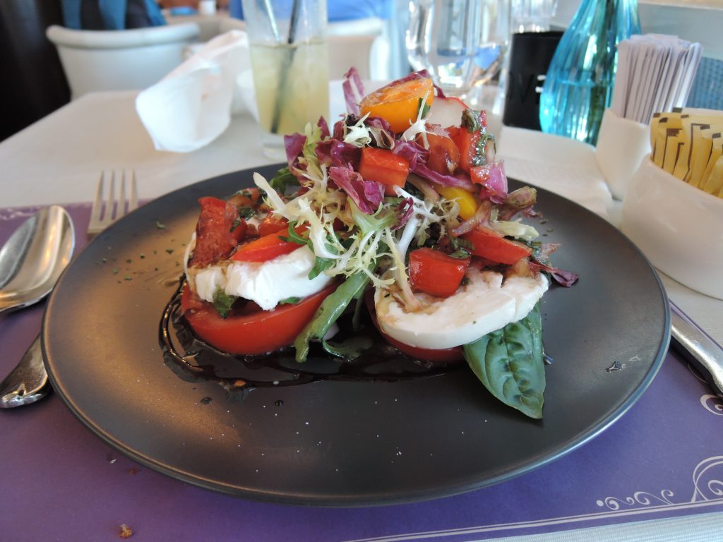 Salade caprese de tomates et mozzarella, exemple de repas léger d’été