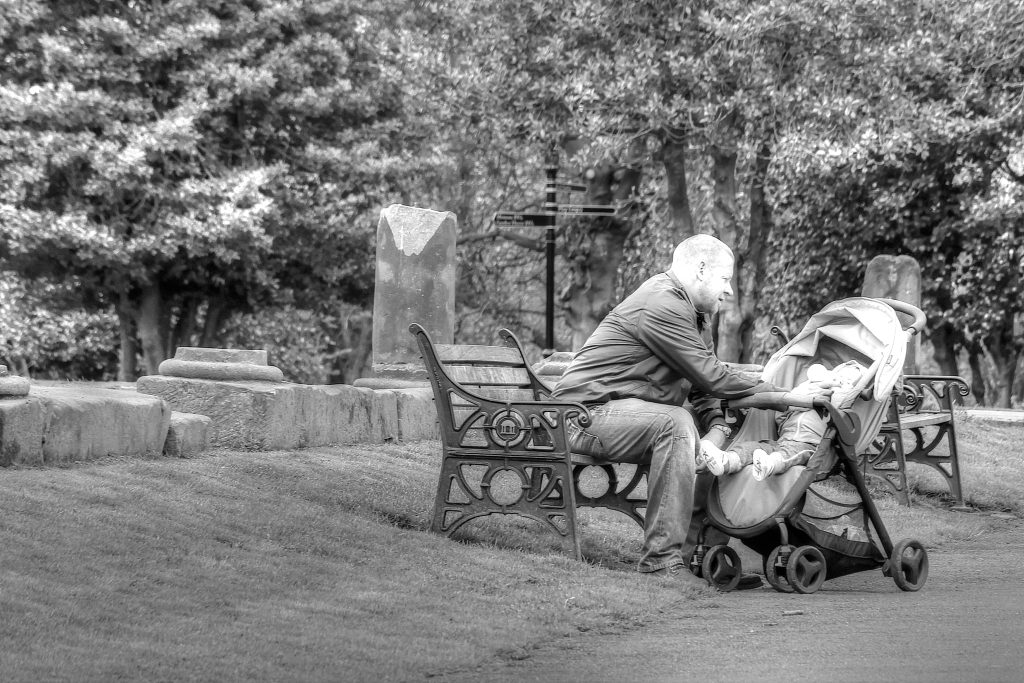 Papa en plein air avec son bébé lors d’une promenade