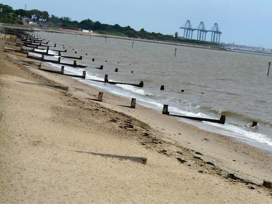 Plage ensoleill&eacute;e rappelant la n&eacute;cessit&eacute; de se prot&eacute;ger du soleil