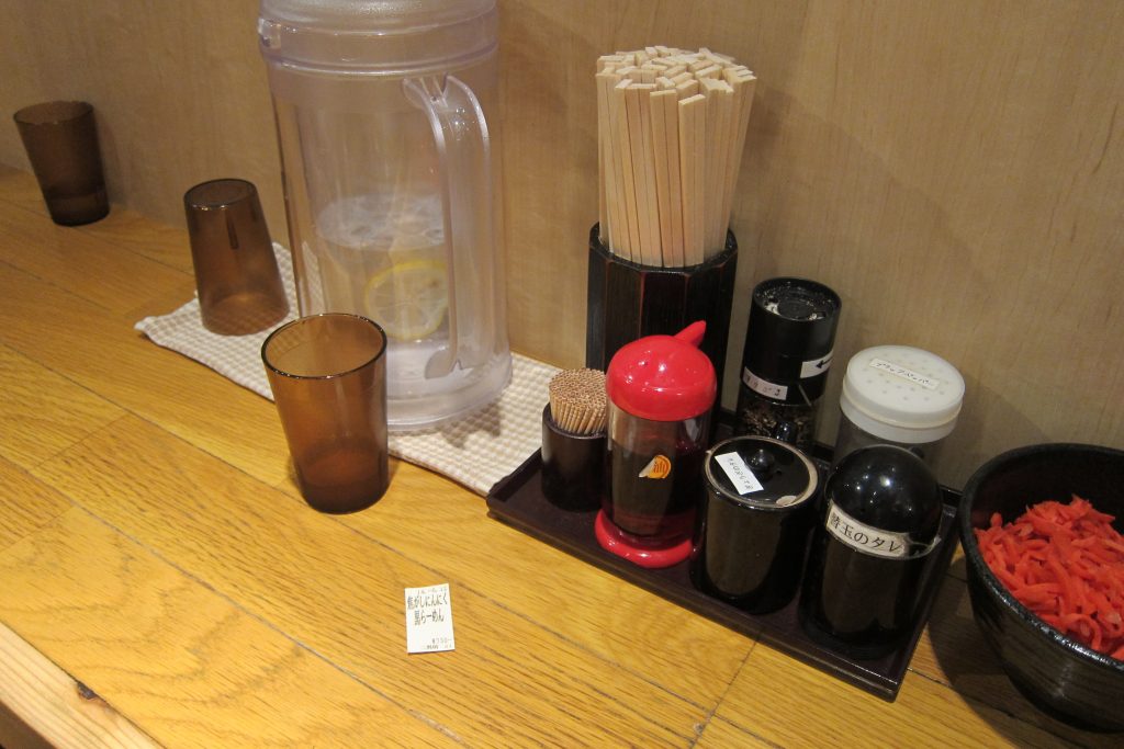 Carafe d’eau citronnée et verres pour s’hydrater pendant les fortes chaleurs estivales
