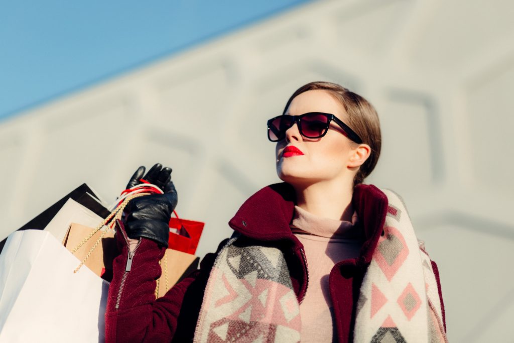 Femme élégante portant des lunettes de soleil tendance de l'été 2026