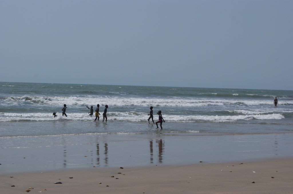 Enfants jouant au bord de l'eau dans les vagues sur une plage