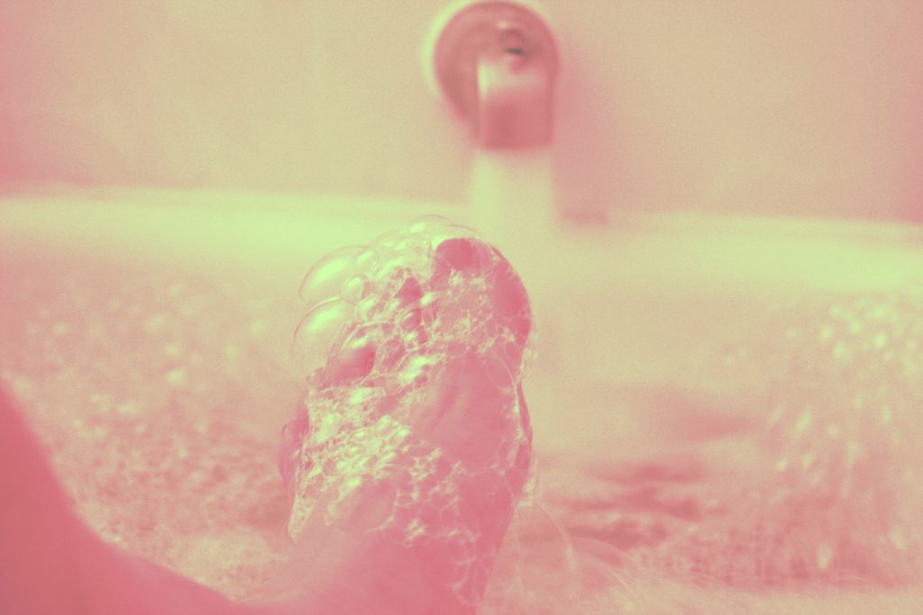 Bain de pieds moussant pour assouplir la peau avant le gommage