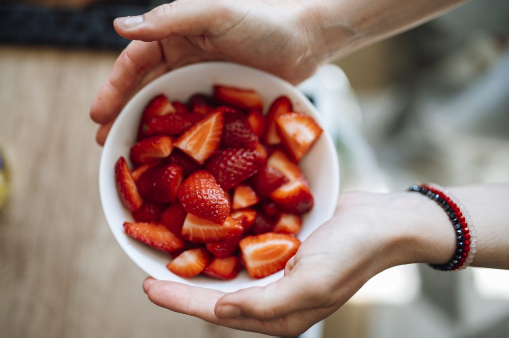 Fraises fraîches dans un bol, fruit d'été minceur peu calorique