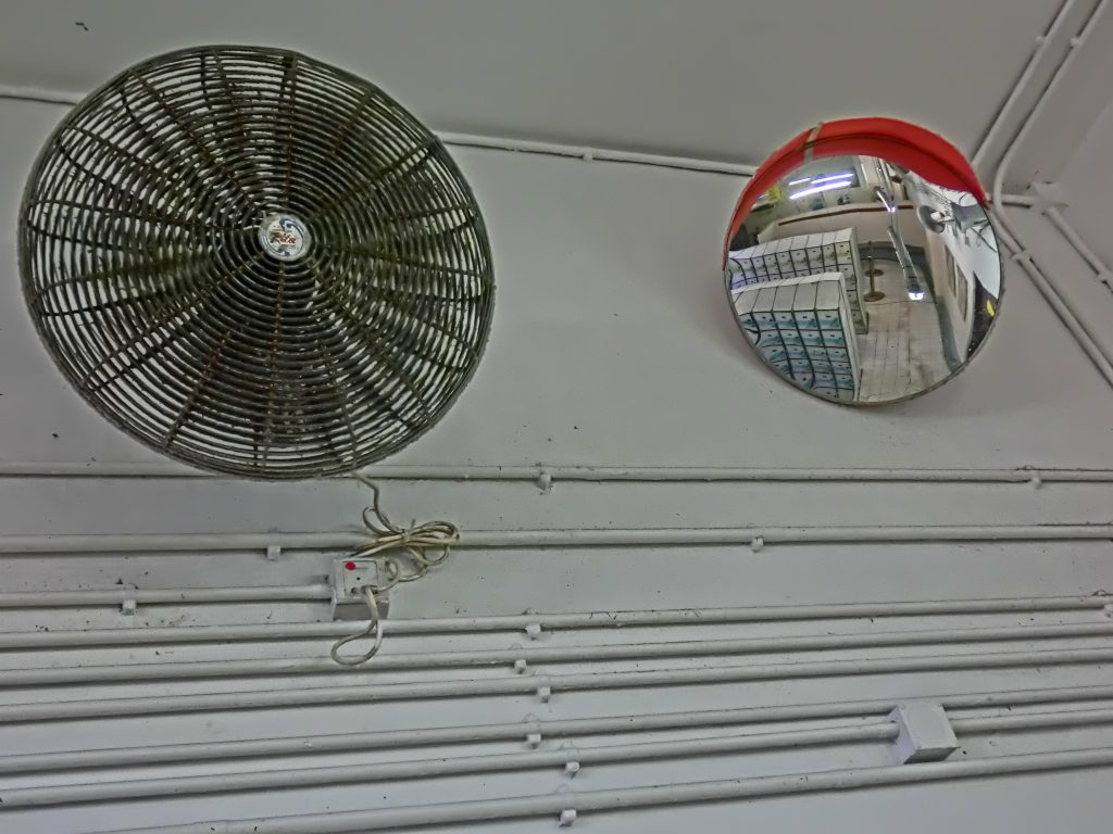 Ventilateur électrique dans une pièce pour rafraîchir l’intérieur pendant l’été