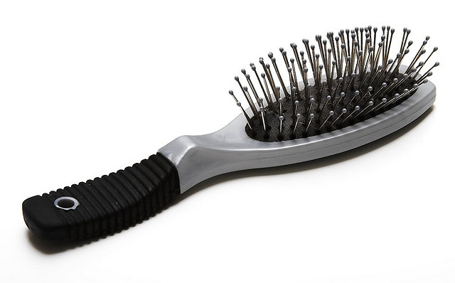Brosse à cheveux posée, symbole d’une routine capillaire douce après le soleil