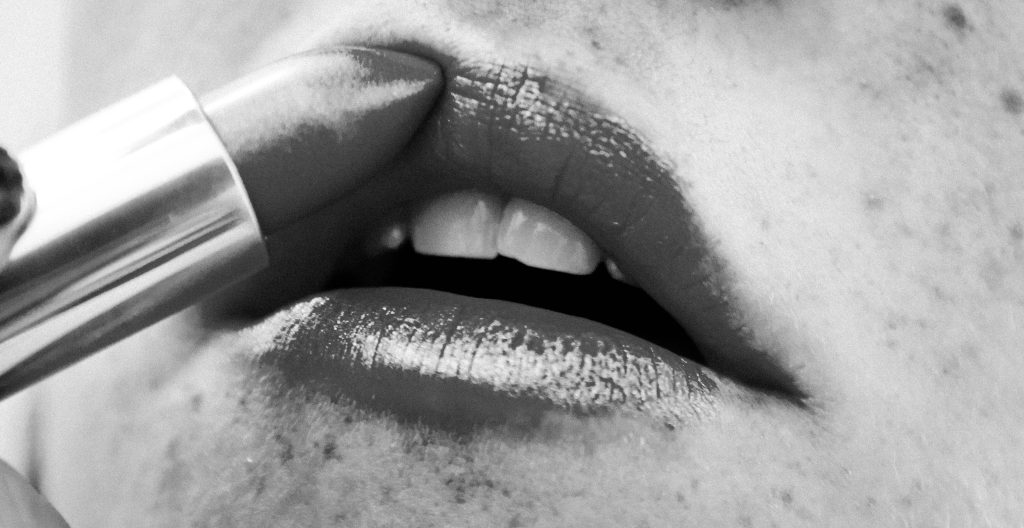Application d un rouge a levres longue tenue pour l ete