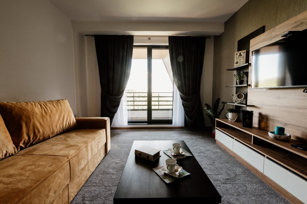 Salon moderne baigné de lumière naturelle avec vue sur l'extérieur