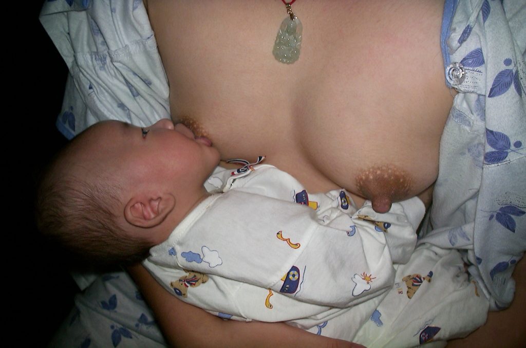 Maman allaitant son bébé pour bien l’hydrater pendant les fortes chaleurs de l’été