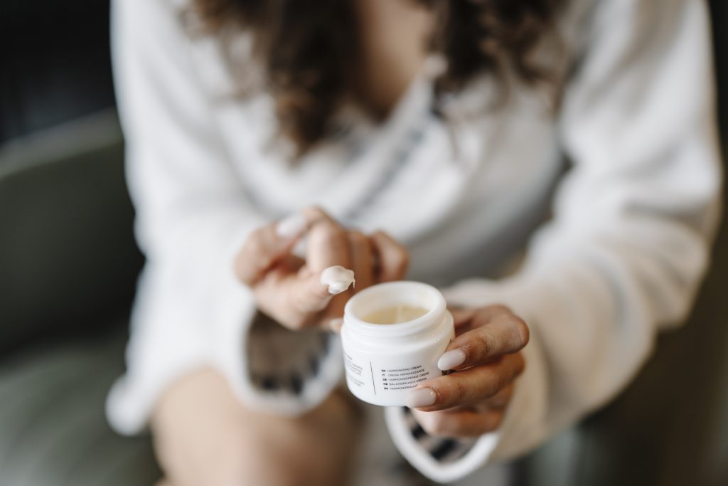 Application d'une creme hydratante reparatrice sur la peau apres le soleil