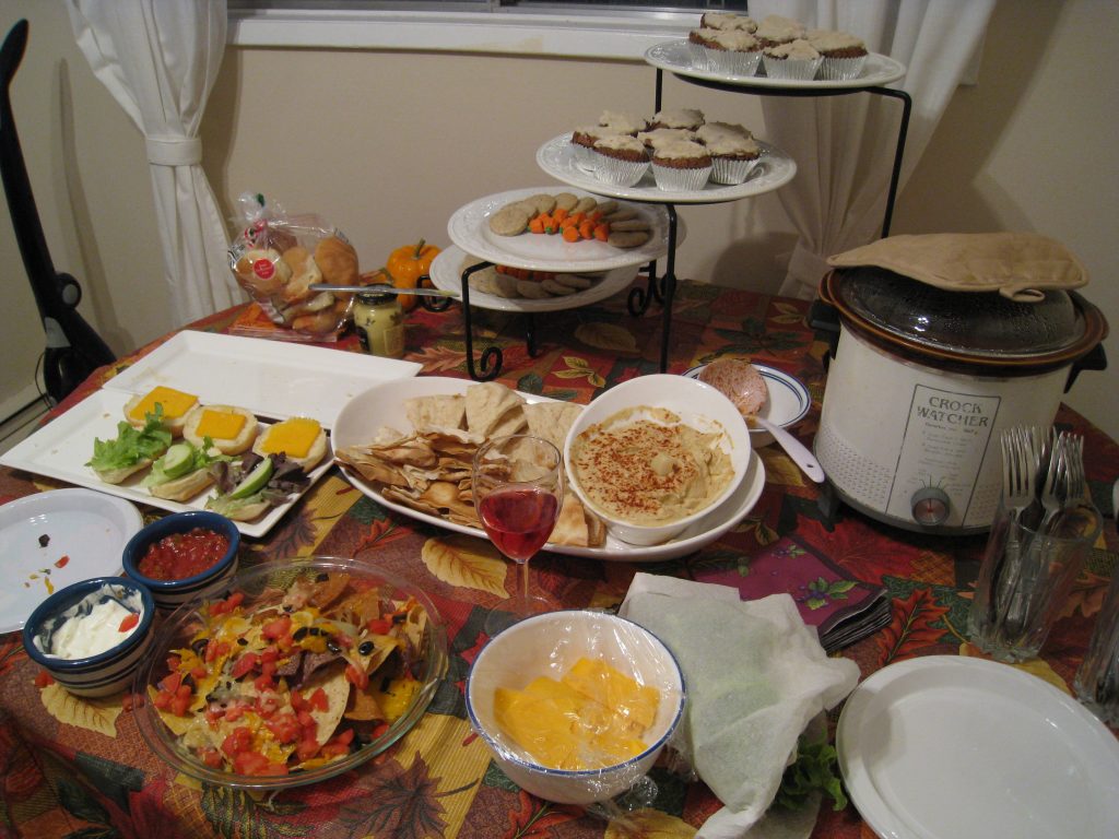 Buffet de brunch coloré avec plusieurs plats salés et sucrés à partager