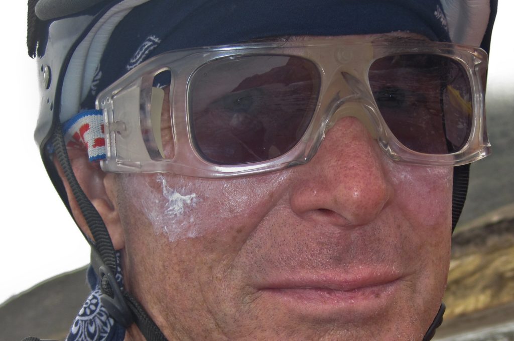 Lunettes de soleil enveloppantes portées en extérieur au bord de l'eau