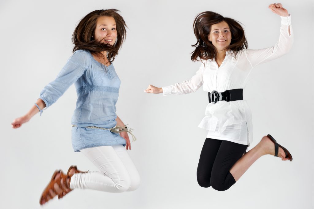 Deux femmes en tenues d'été colorées illustrant les silhouettes fluides tendance 2026