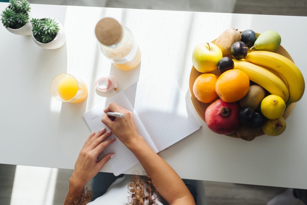 Femme dégustant une assiette de fruits frais en été