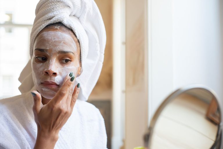 Femme appliquant une crème hydratante lors de sa routine soin du visage