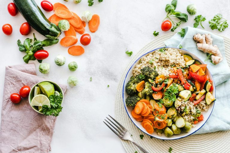 Assiette équilibrée colorée de légumes frais et de quinoa