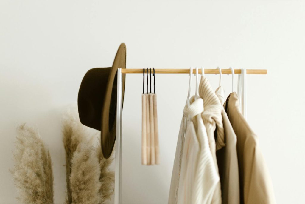 Portant de vêtements aux tons neutres, garde-robe minimaliste