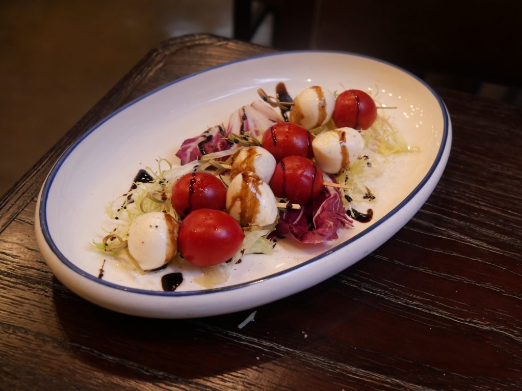 Brochettes de tomates cerises et de mozzarella pour l’apéritif
