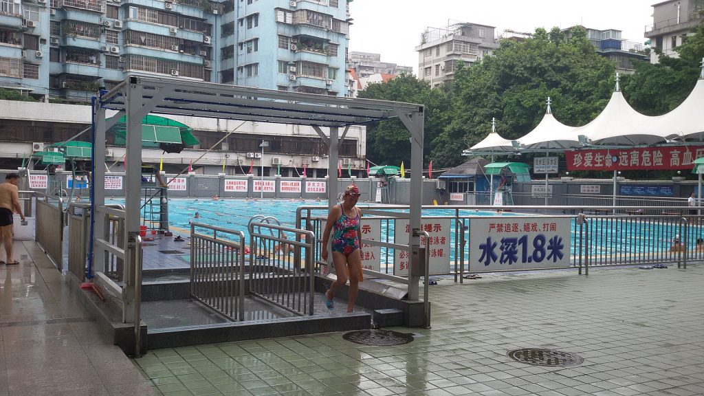 Femme en maillot de bain une-piece au bord de l eau