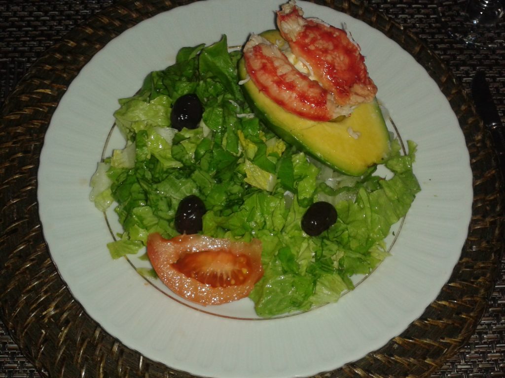 Avocat frais coupé en tranches, source de bons lipides pour le poke bowl