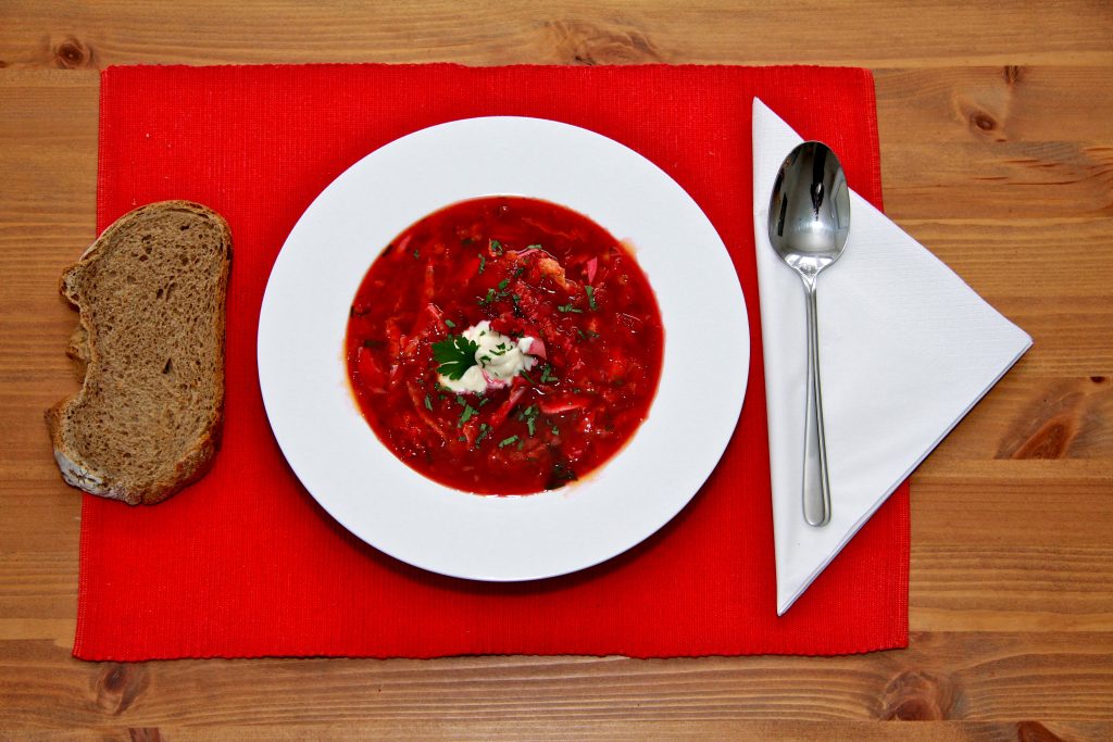 Soupe froide de betterave servie dans un bol avec du pain