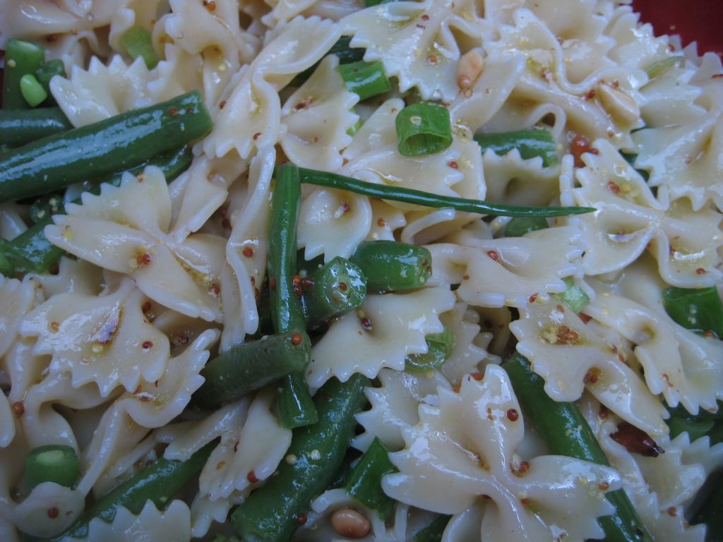 Grand saladier de salade composée fraîche pour accompagner un barbecue