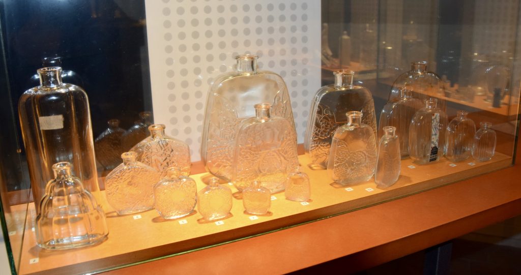 Flacon de parfum en verre posé sur une surface claire