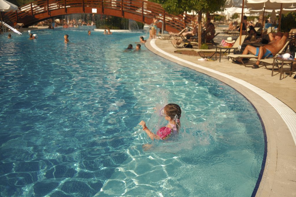 Enfants s'éclaboussant joyeusement dans une piscine colorée en été