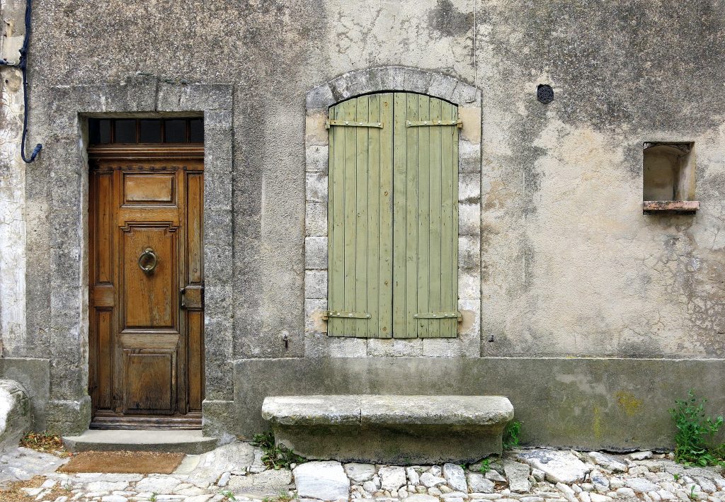 Maison provencale aux volets fermes avant le depart en vacances