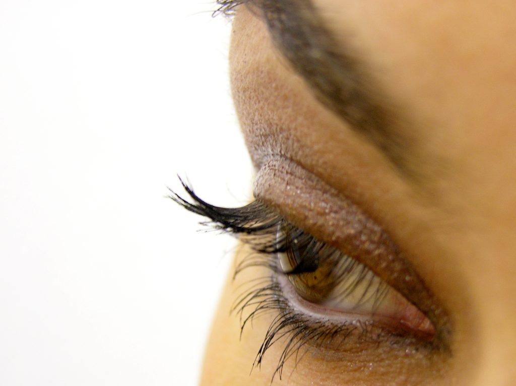 Gros plan d'un regard féminin maquillé