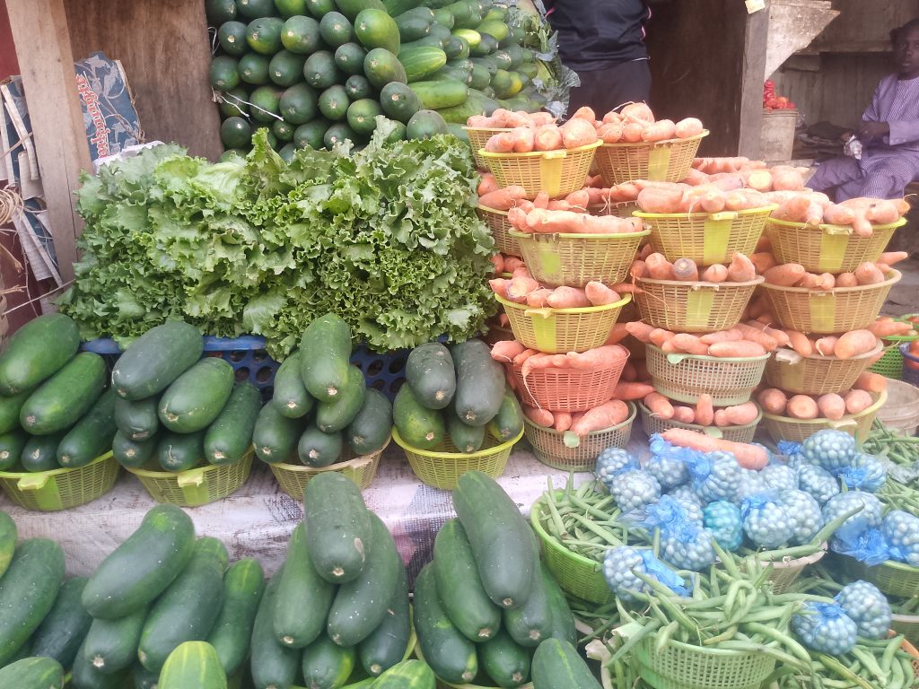 Légumes frais variés, concombre, carottes et haricots verts pour garnir un poke bowl