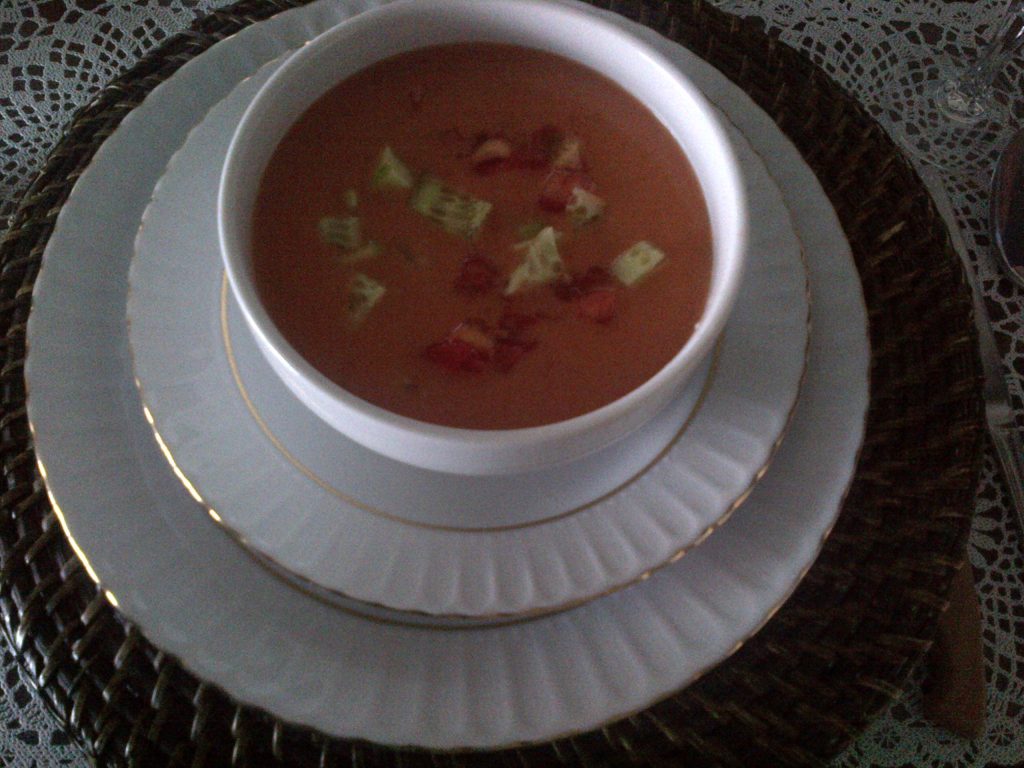 Bol de gaspacho frais, un plat léger et facile à digérer en été