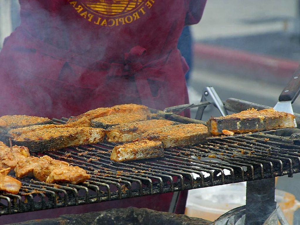 Pavés de saumon en train de cuire sur la grille d'un barbecue