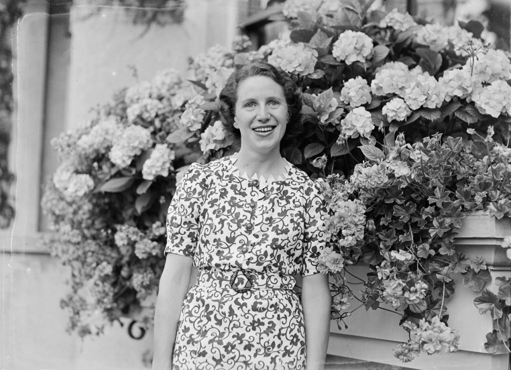 Robe à imprimé floral portée par une femme en été