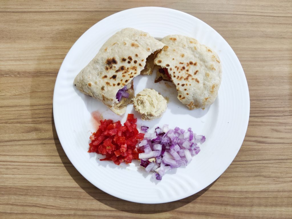Houmous maison et bâtonnets de légumes pour un apéritif léger