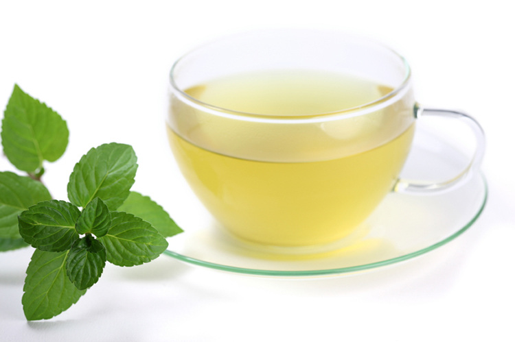 Tasse de tisane à la menthe, une infusion digestive idéale après le repas