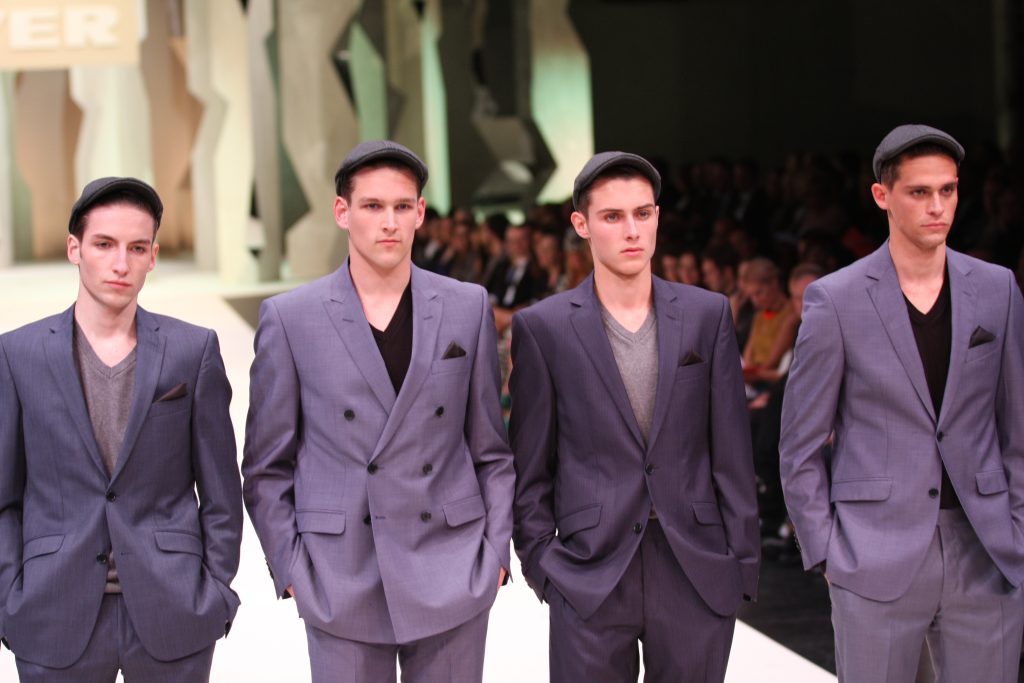 Défilé de mode printemps-été présentant des robes fluides