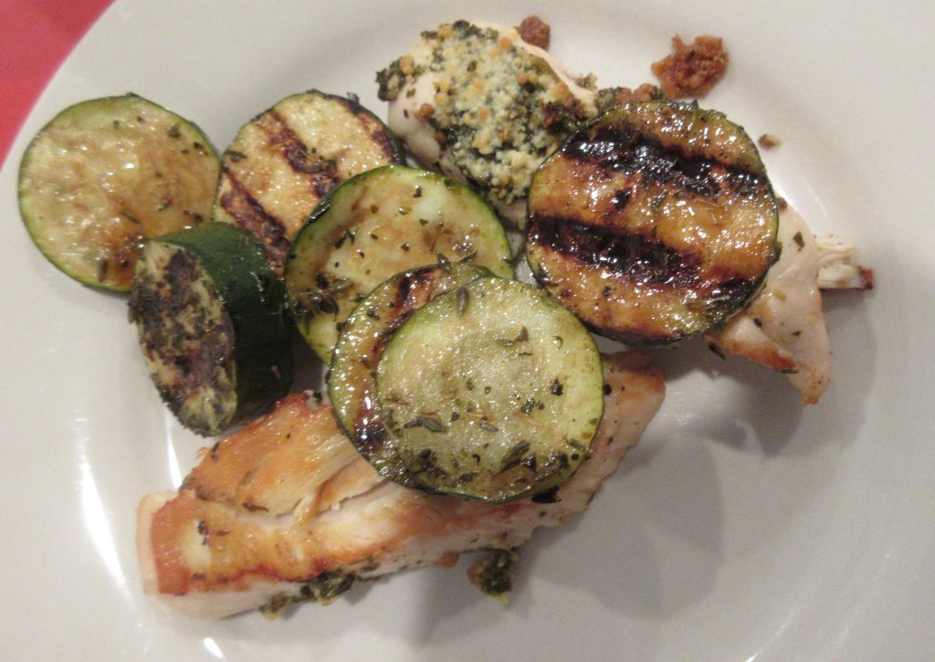 Blanc de poulet grillé accompagné de courgettes grillées dans une assiette