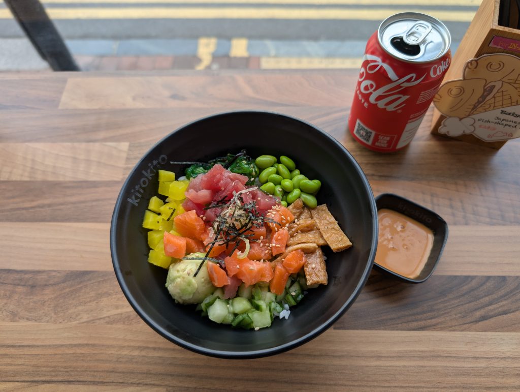 Poke bowl maison au saumon et au thon avec riz, avocat et légumes frais