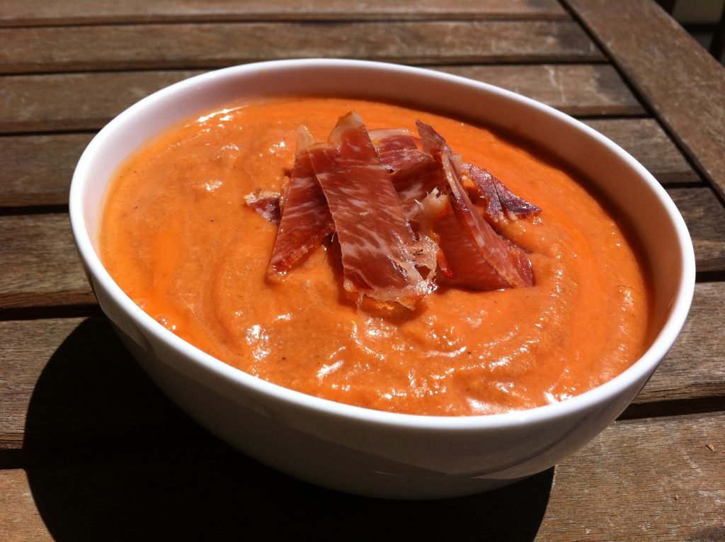 Salmorejo, soupe froide espagnole à la tomate, servie dans un bol