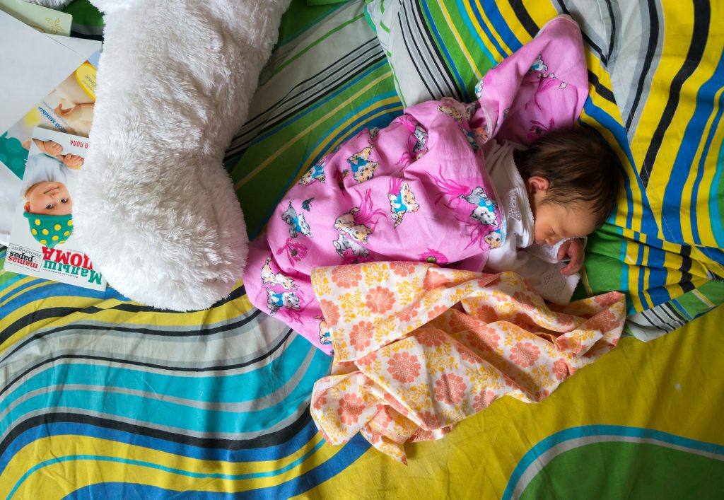 Bébé endormi paisiblement dans une lumière douce