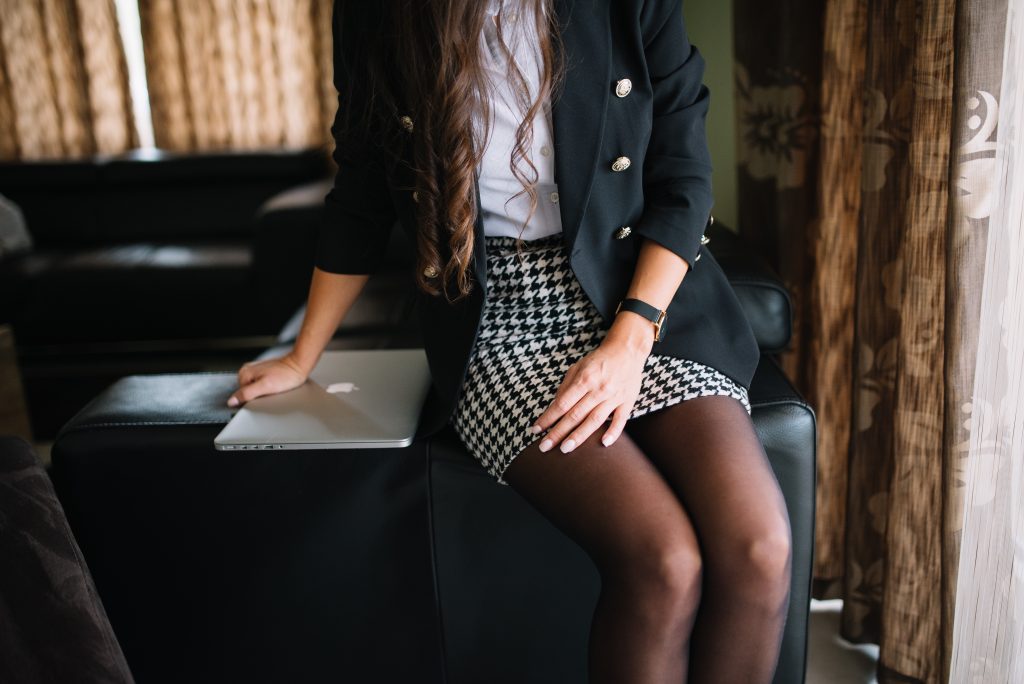 Silhouette mode automne 2026 avec blazer structuré et pantalon large tendance power dressing