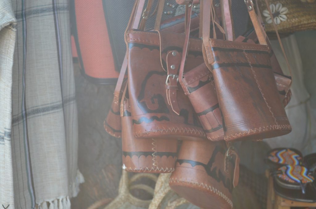 Accessoires mode automne 2026 sac en cuir structuré et écharpe en laine sur fond neutre
