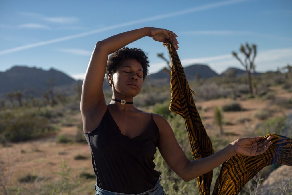 Femme sereine en pleine nature, propice à une respiration calme et profonde